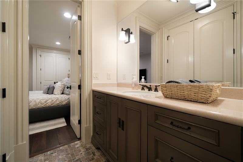 4136 N Stratford Road NE