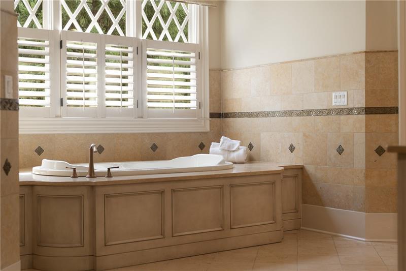 4136 N Stratford Road NE