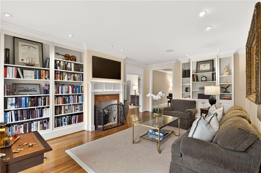 1735 Winterthur Close NW