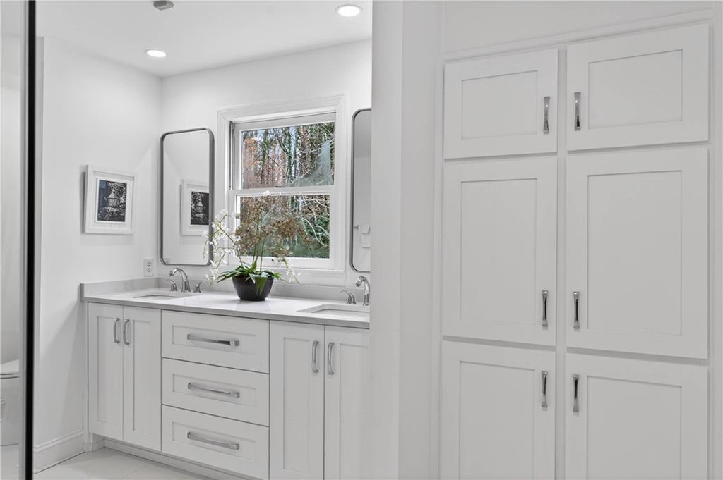 1735 Winterthur Close NW