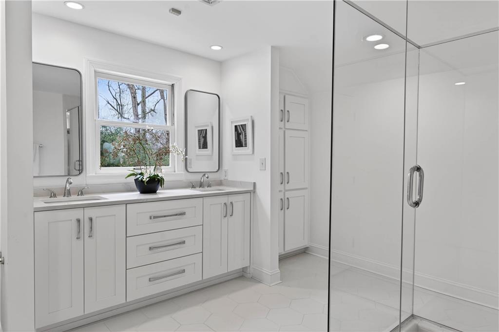 1735 Winterthur Close NW