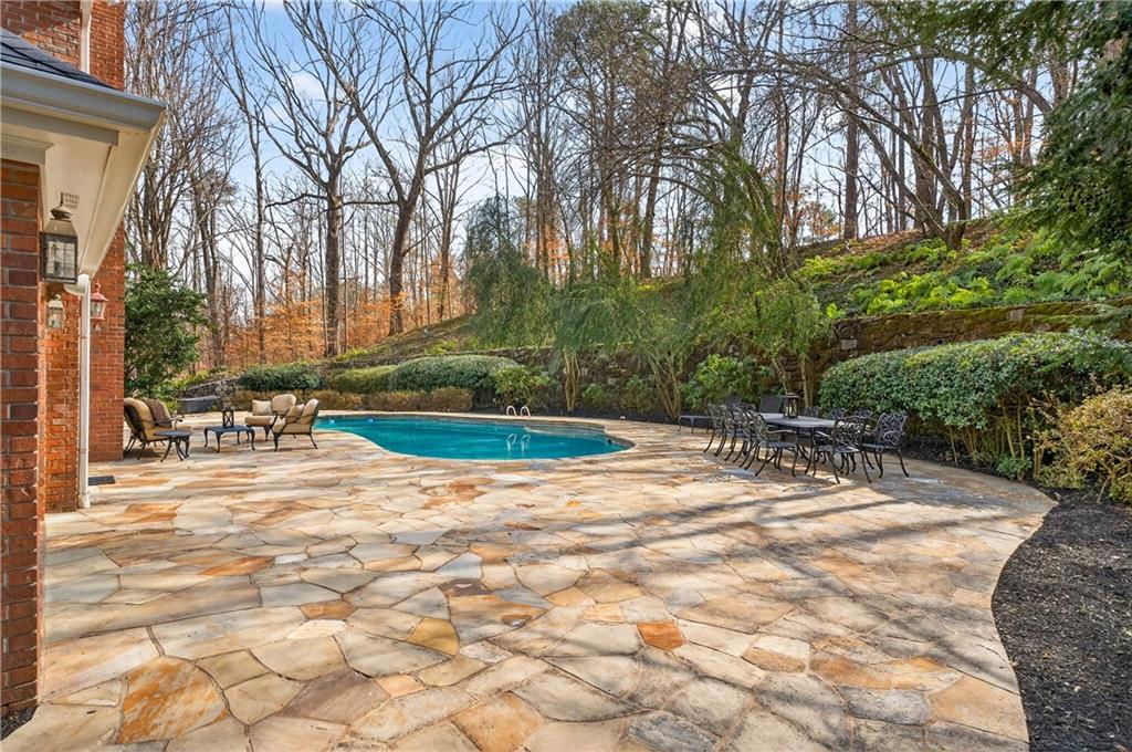 1735 Winterthur Close NW