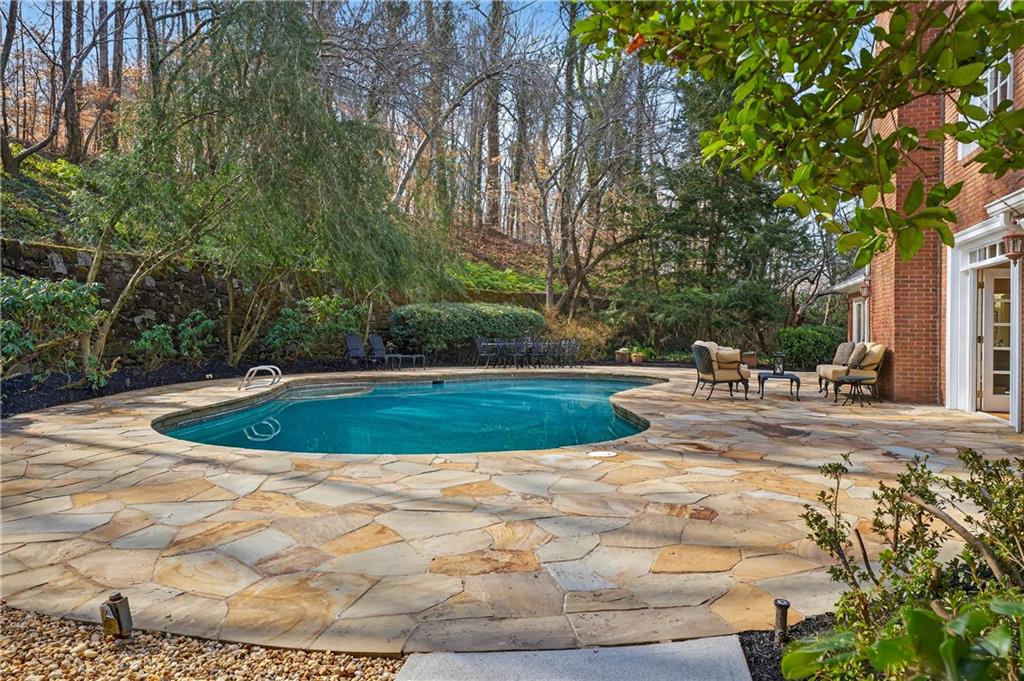 1735 Winterthur Close NW