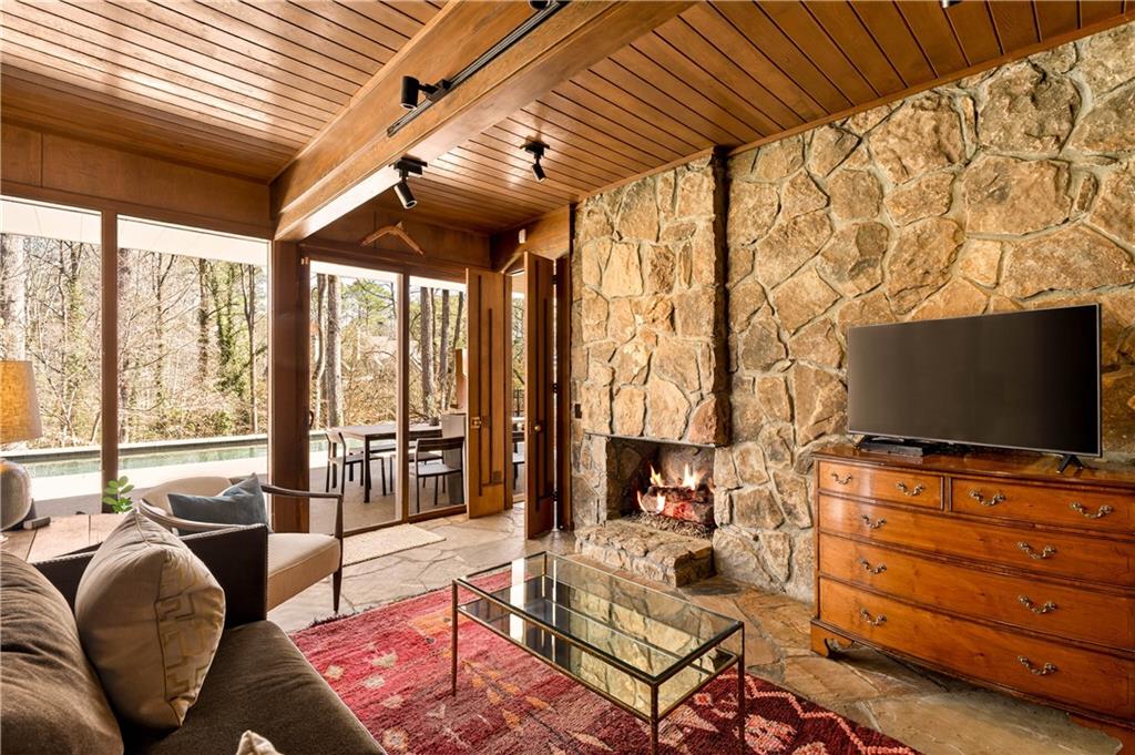 1640 Winterthur Close NW