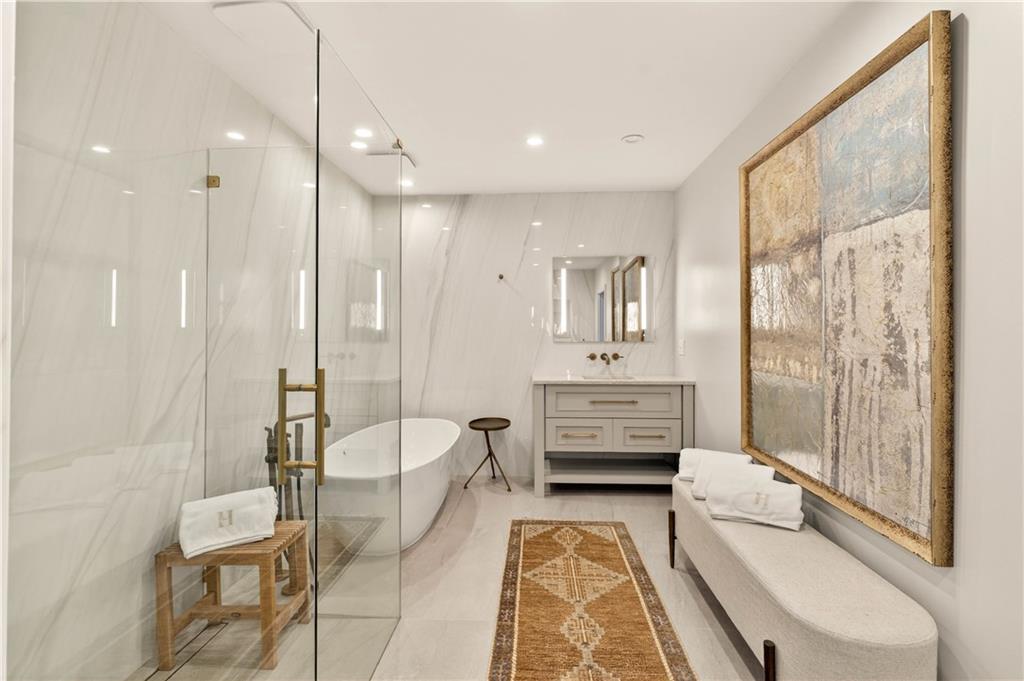 1640 Winterthur Close NW