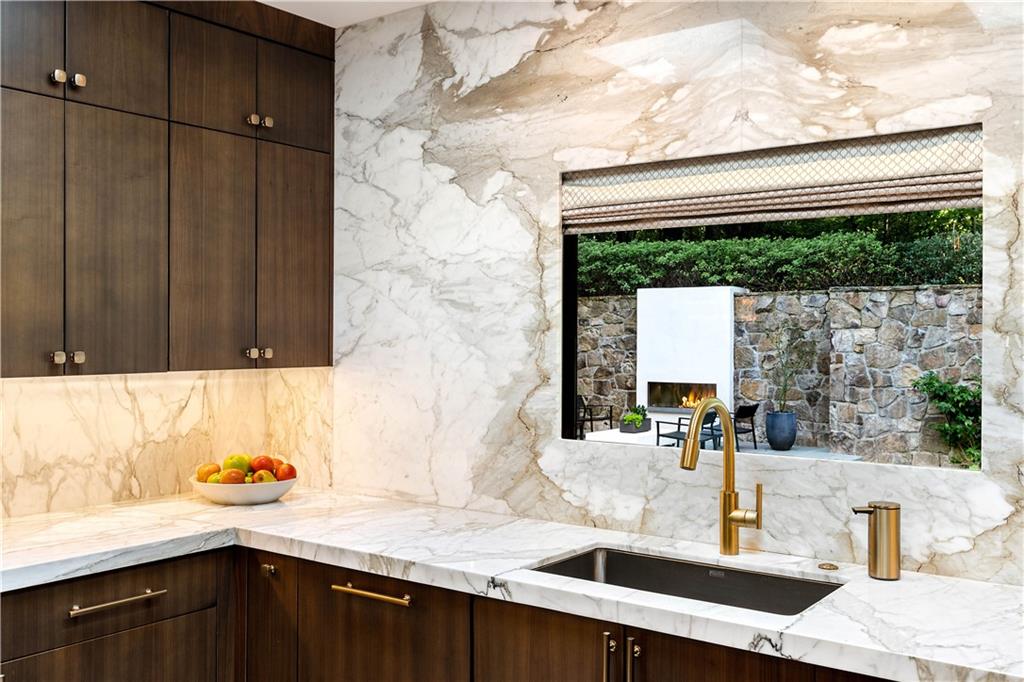 1640 Winterthur Close NW