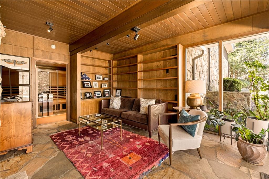 1640 Winterthur Close NW