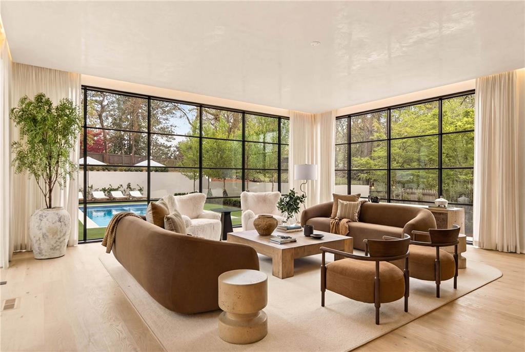 419 Brentwood Drive NE