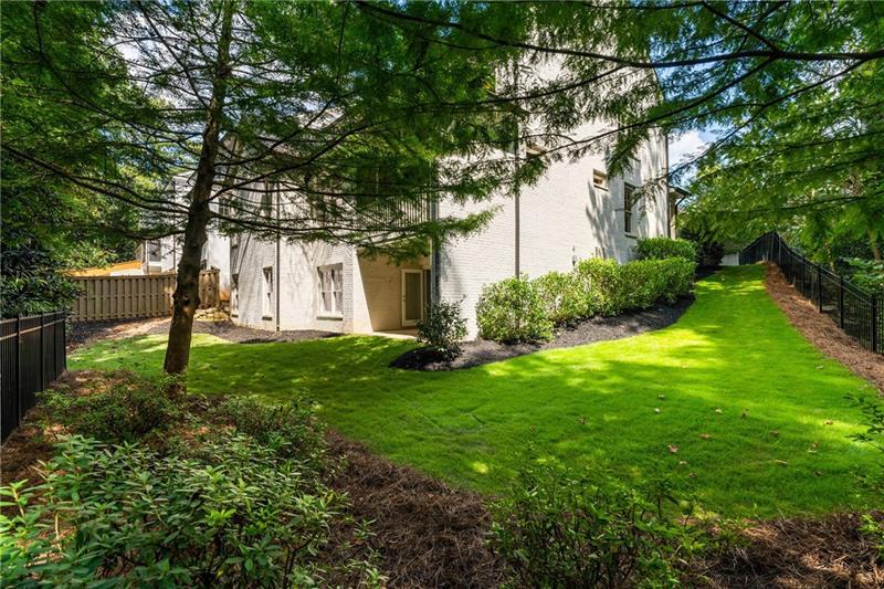 1760 Barclay Close NW