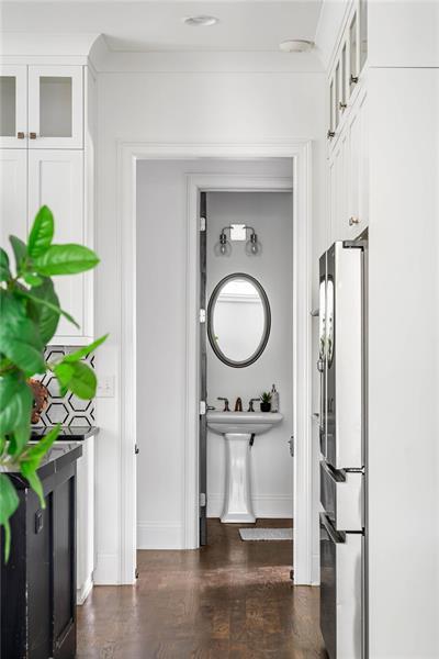 1760 Barclay Close NW