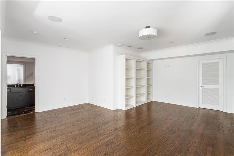 1760 Barclay Close NW