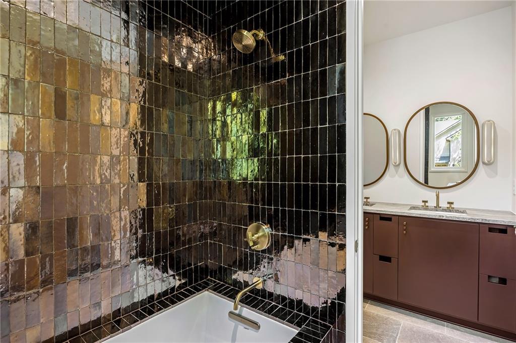 3002 Cravenridge Drive NE