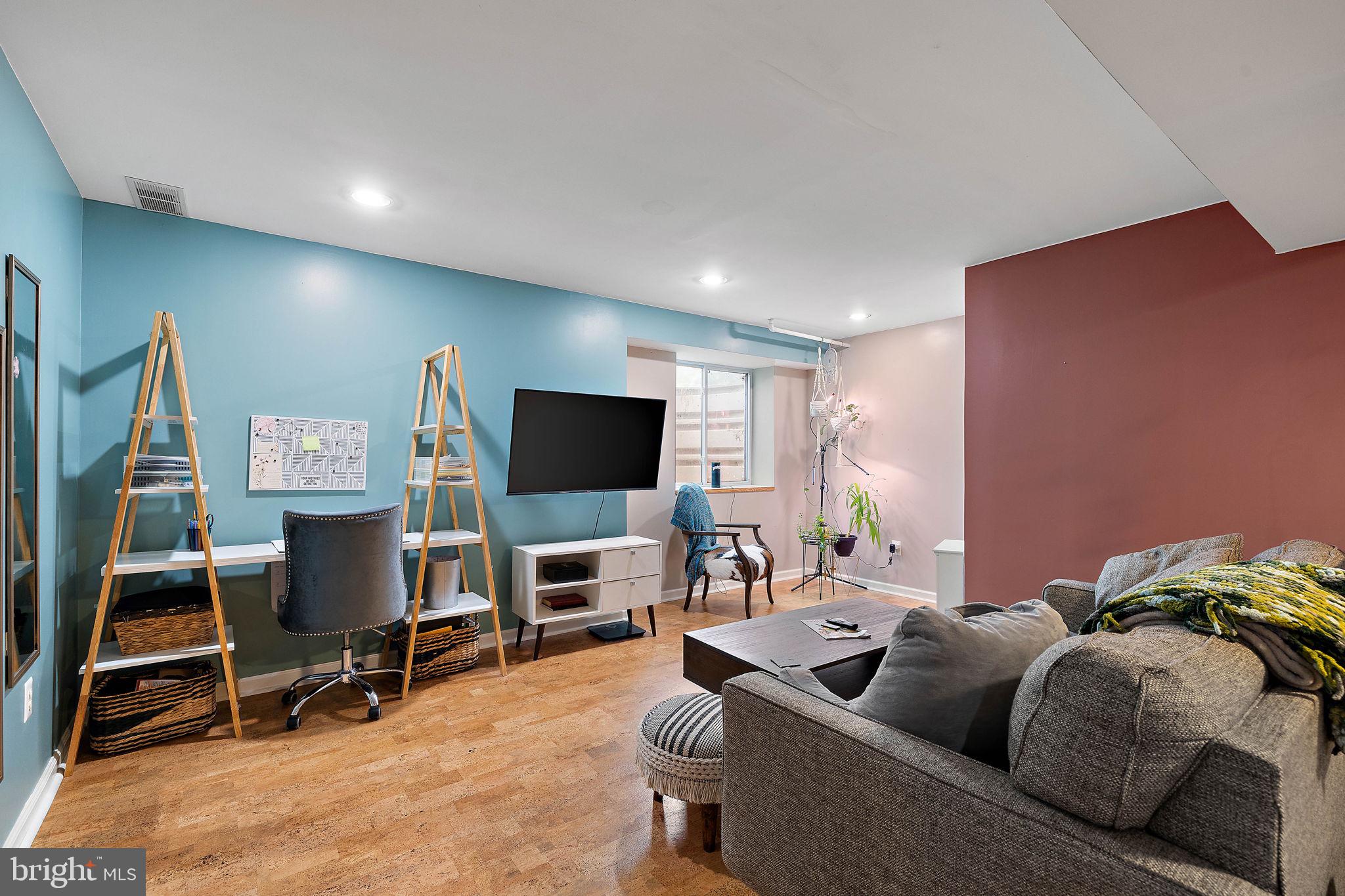 308 W BRADFORD COURT