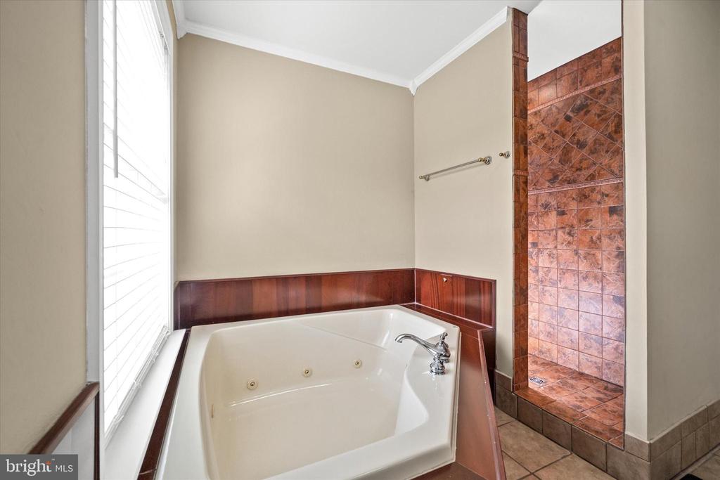 7 LANDVIEW COURT