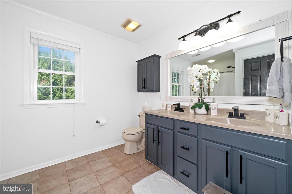 7 LANDVIEW COURT