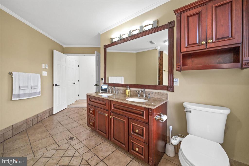 7 LANDVIEW COURT