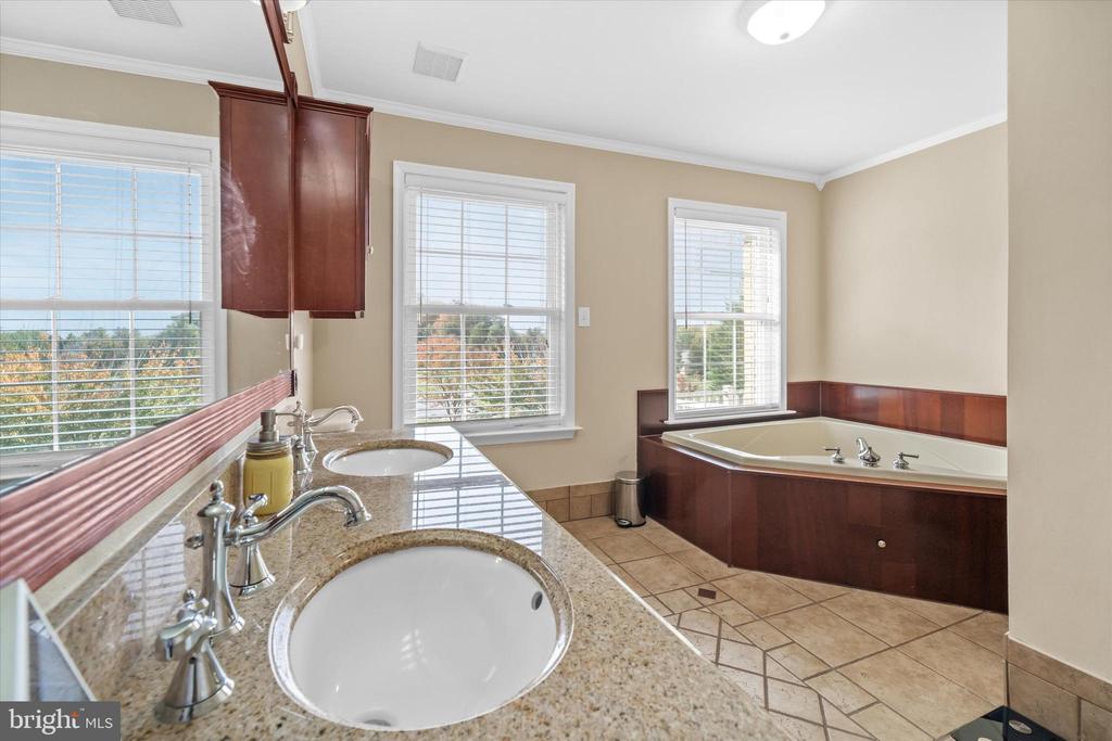 7 LANDVIEW COURT