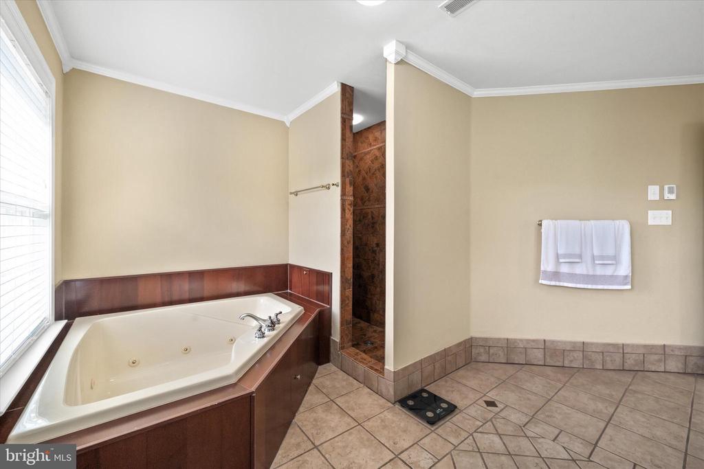 7 LANDVIEW COURT