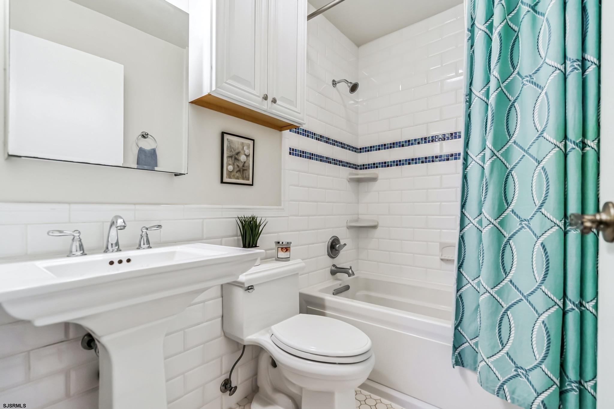 5 W 6th Street Unit: 5