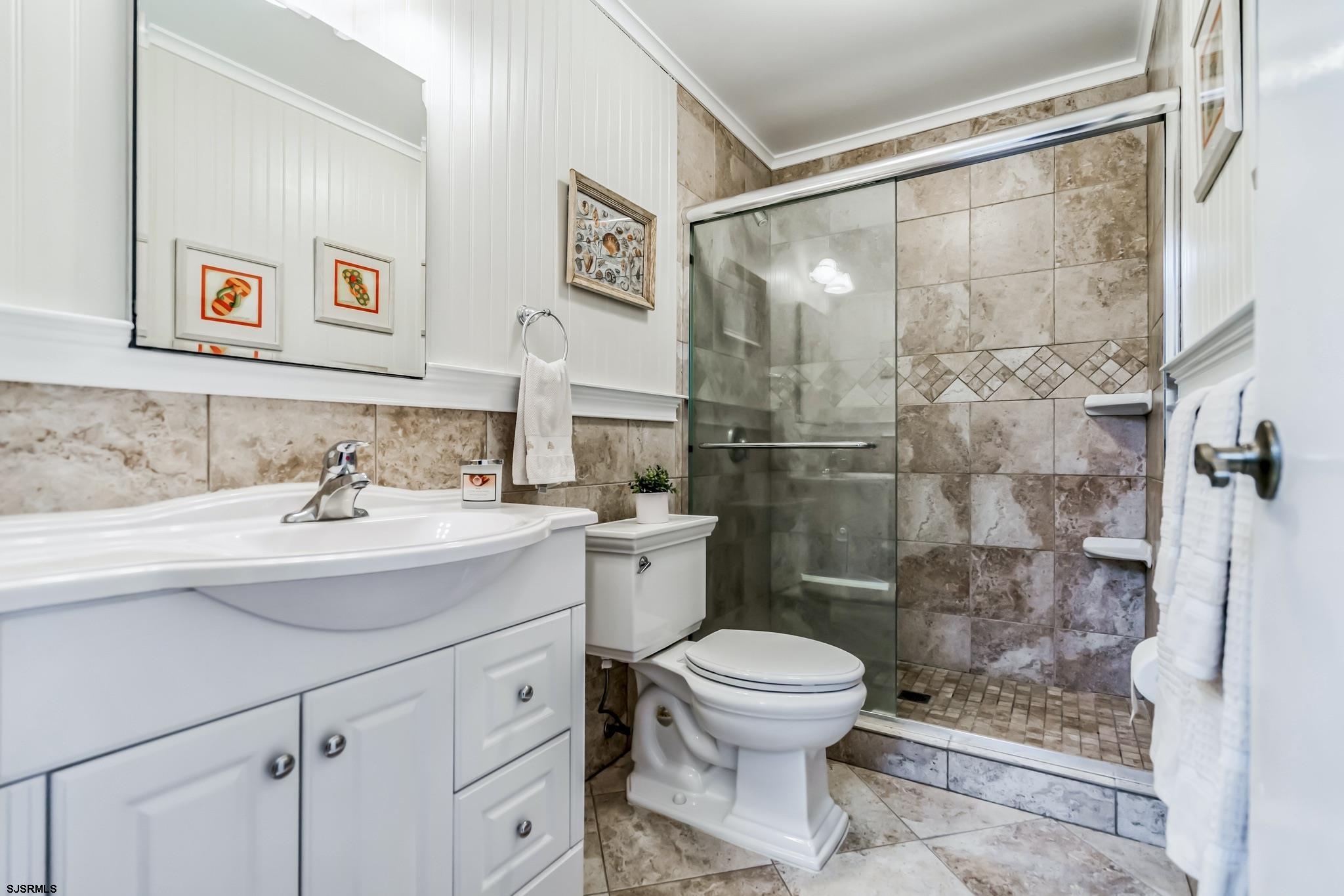 5 W 6th Street Unit: 5