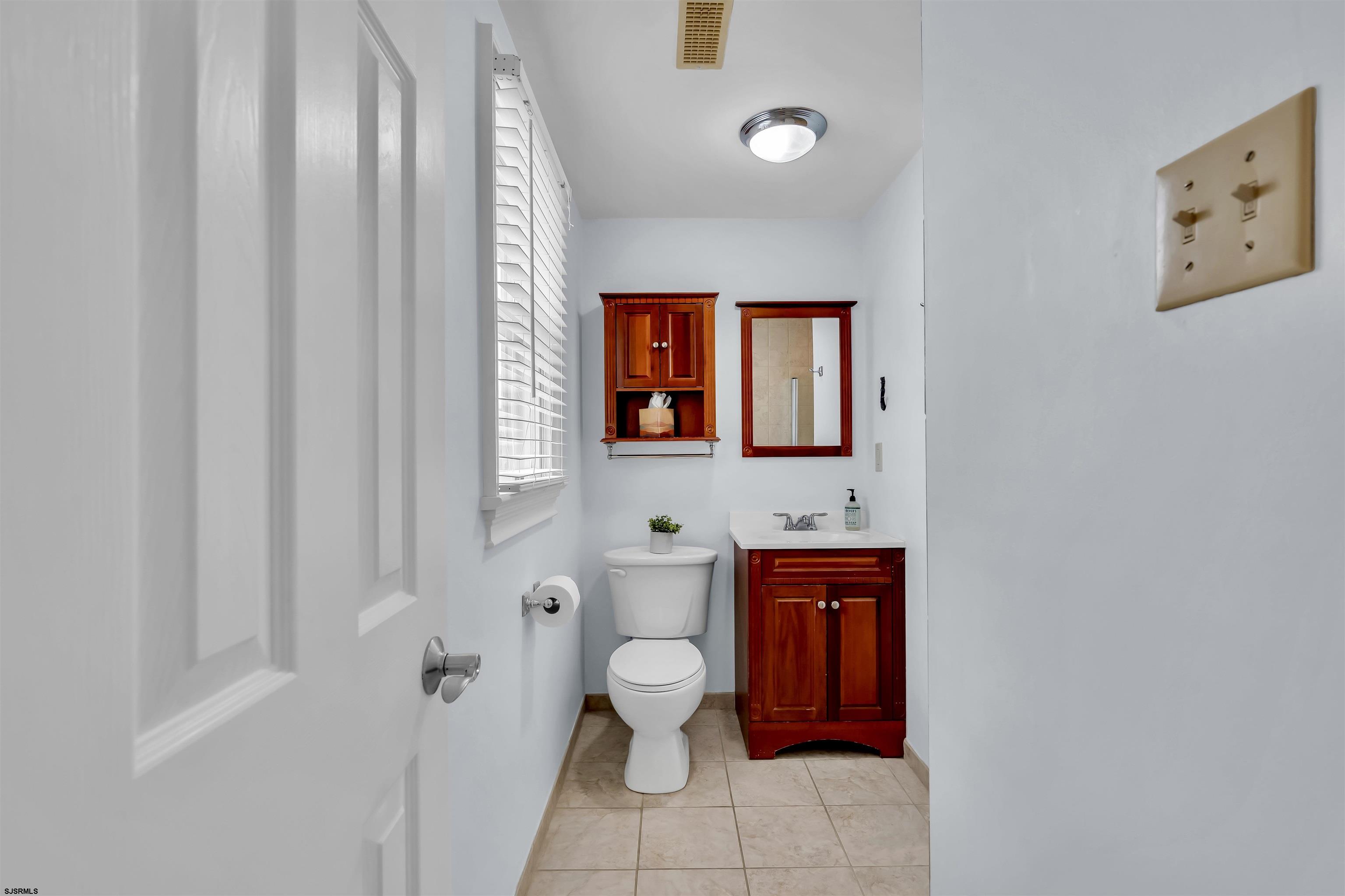 1915 Asbury Avenue Unit: 2