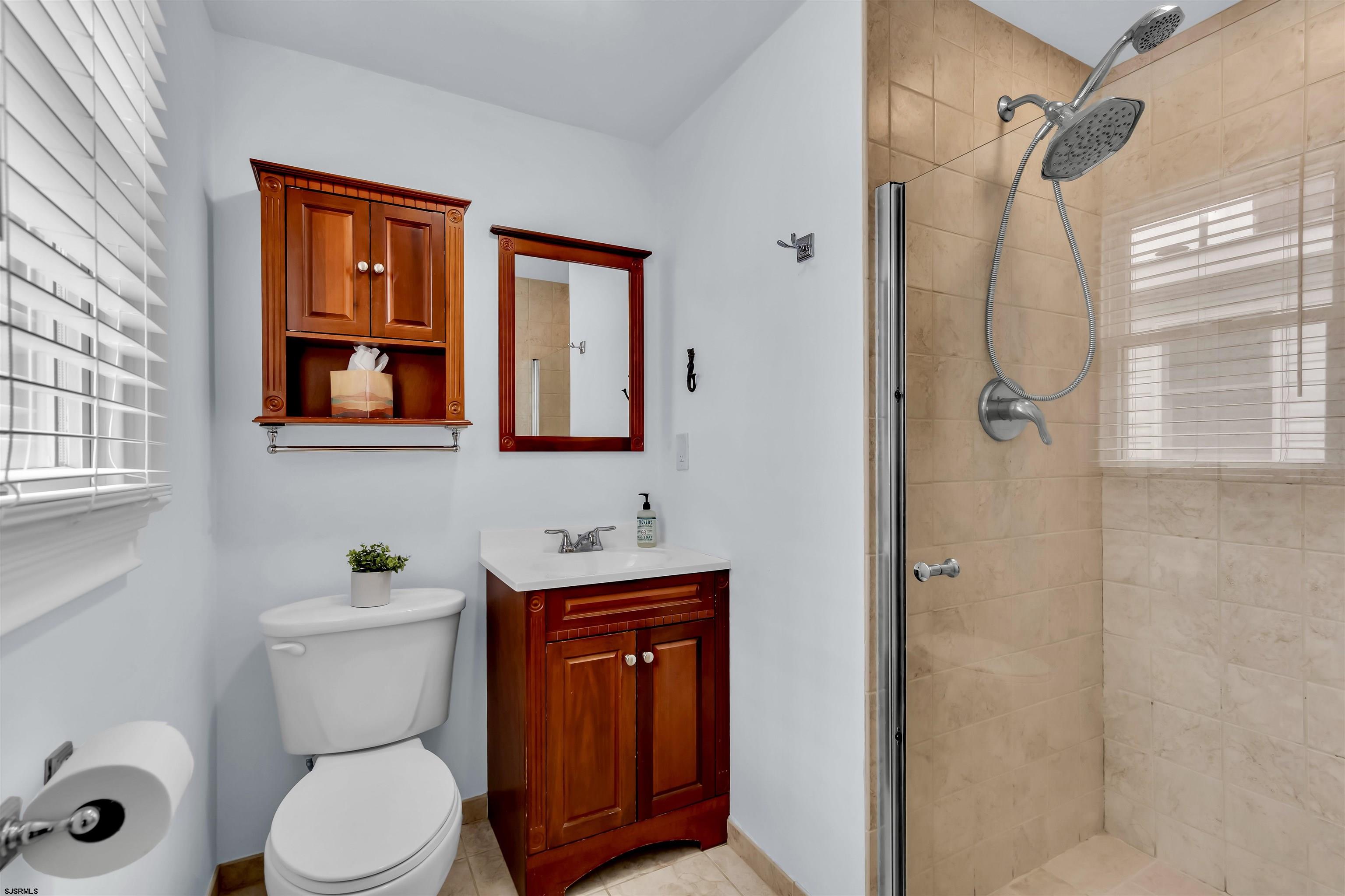 1915 Asbury Avenue Unit: 2