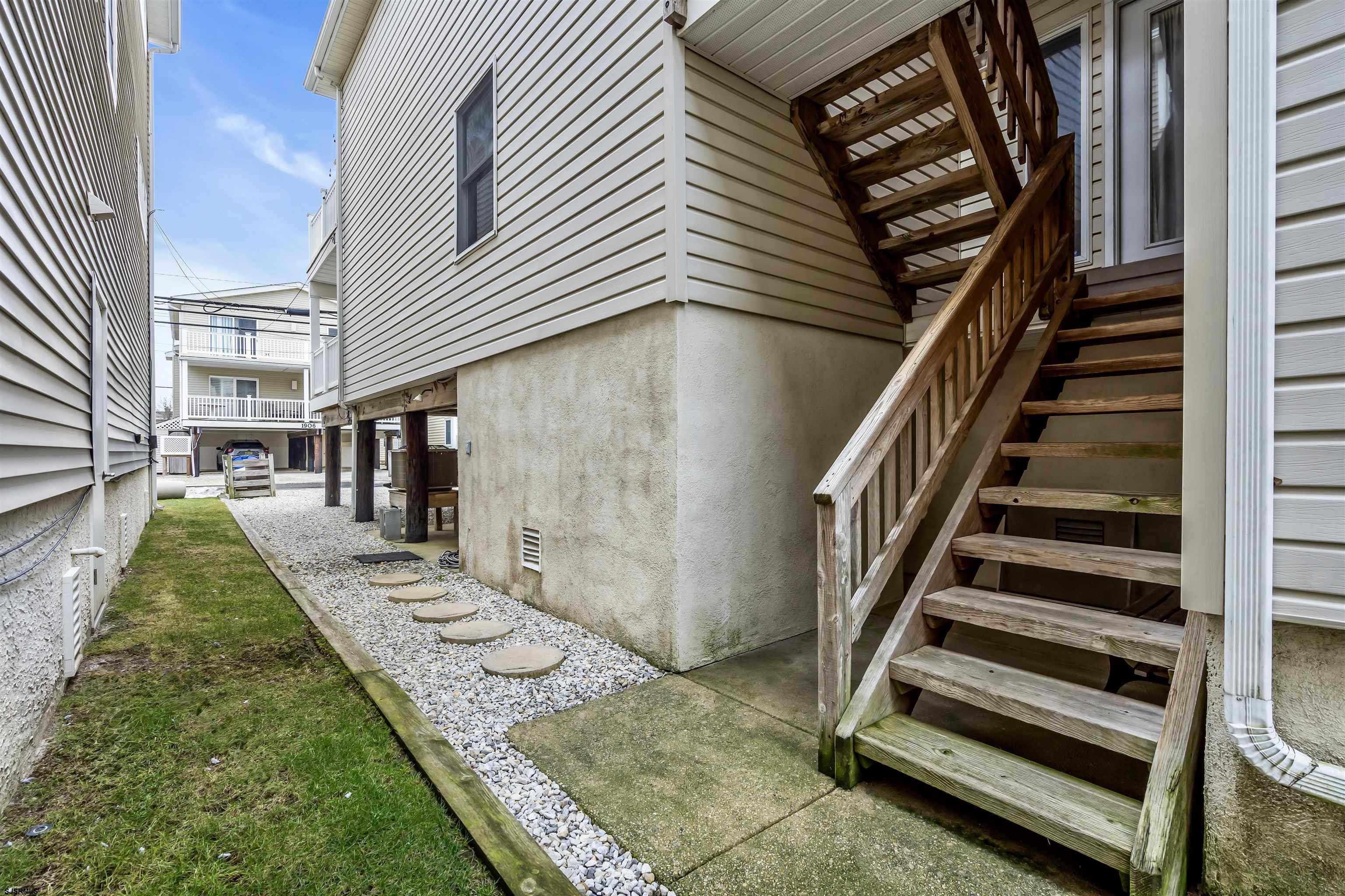 1915 Asbury Avenue Unit: 2