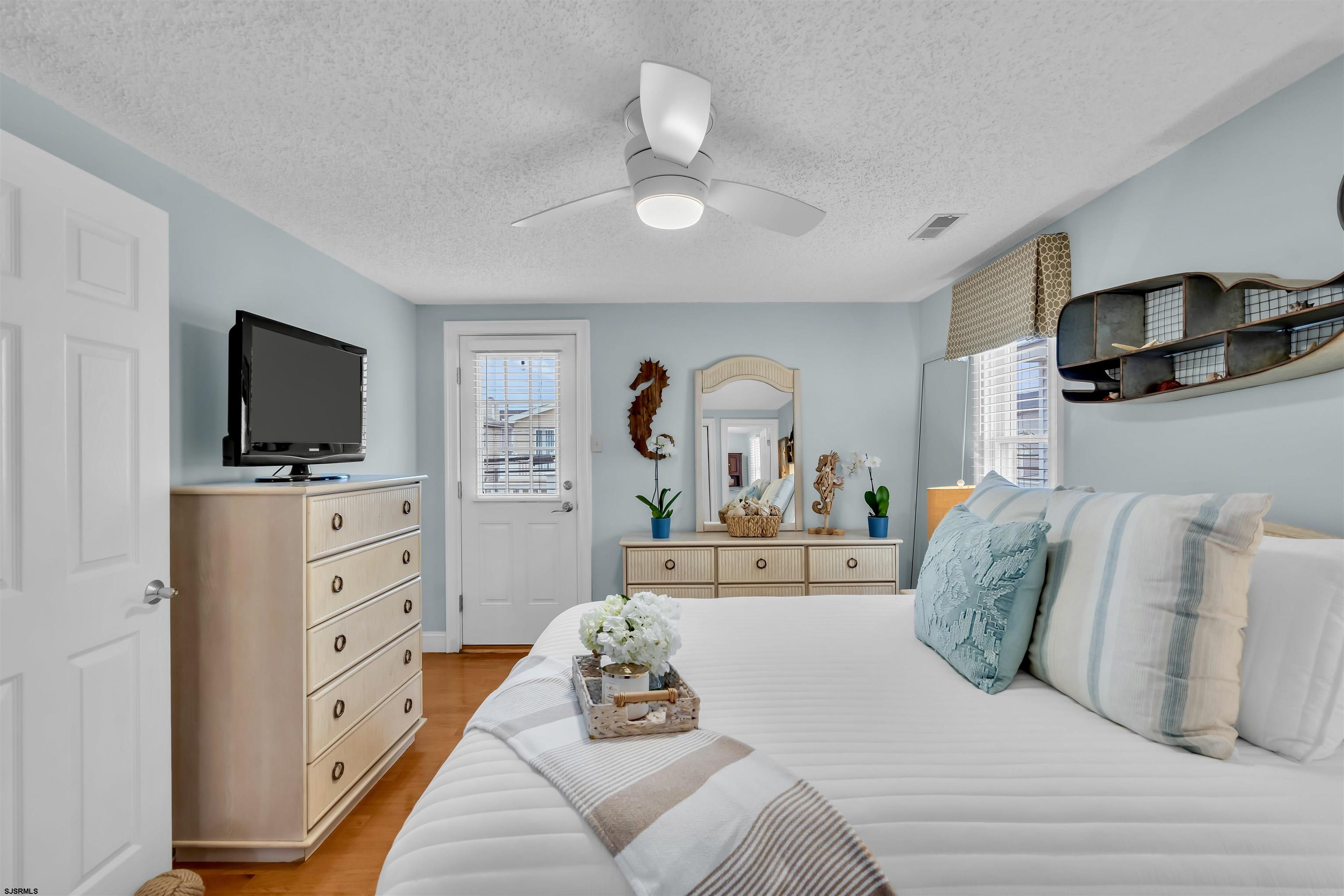 1915 Asbury Avenue Unit: 2