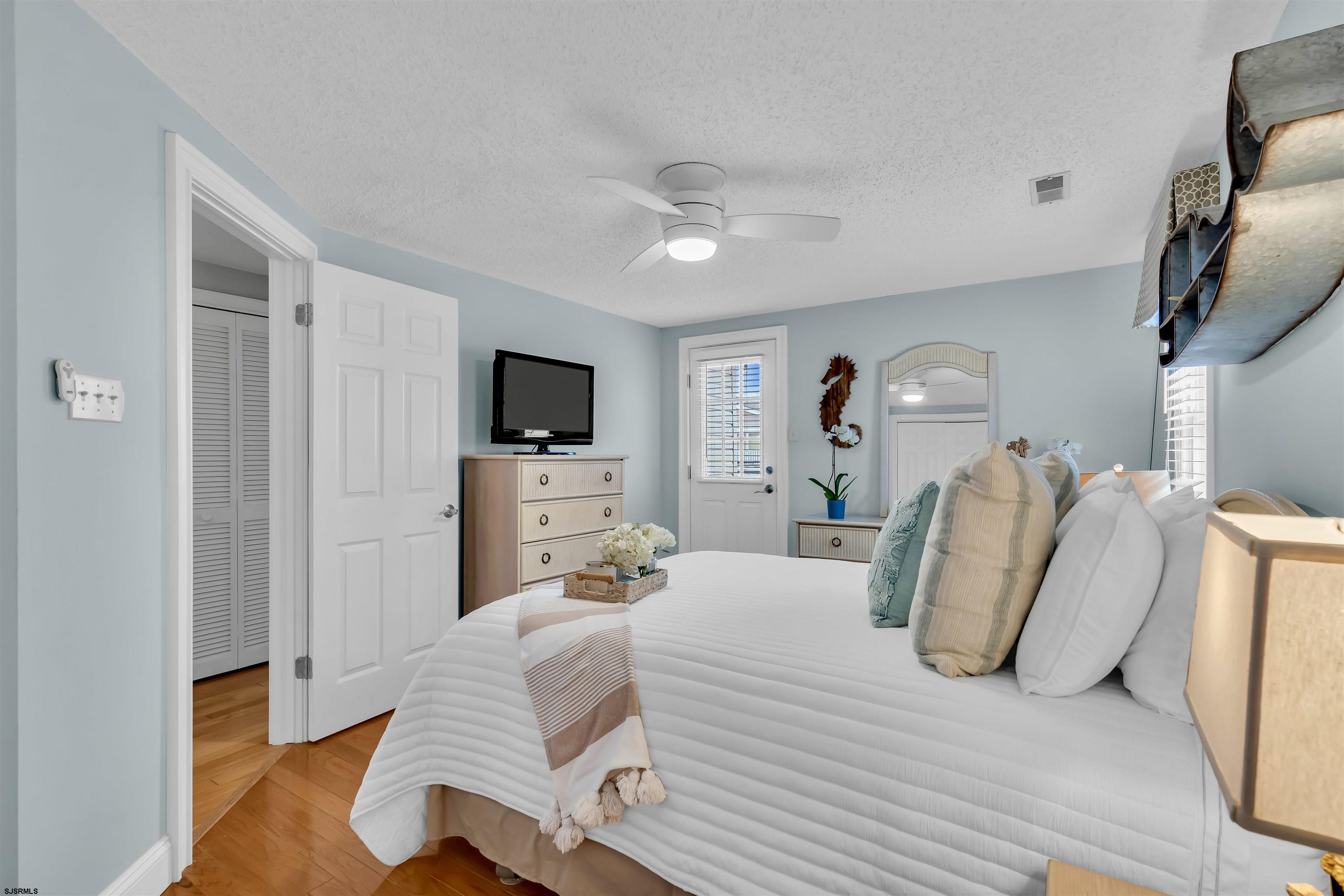 1915 Asbury Avenue Unit: 2