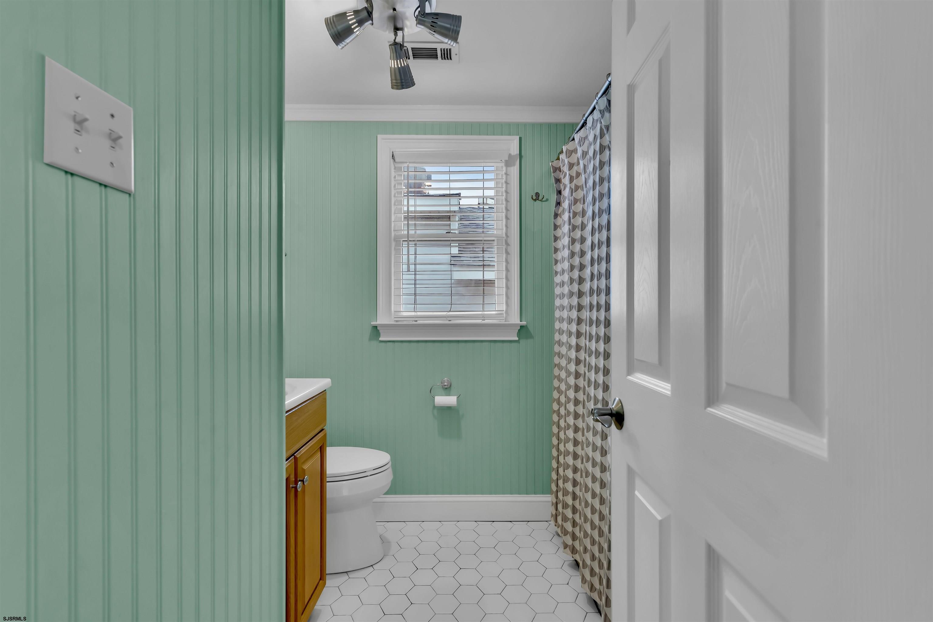 1915 Asbury Avenue Unit: 2