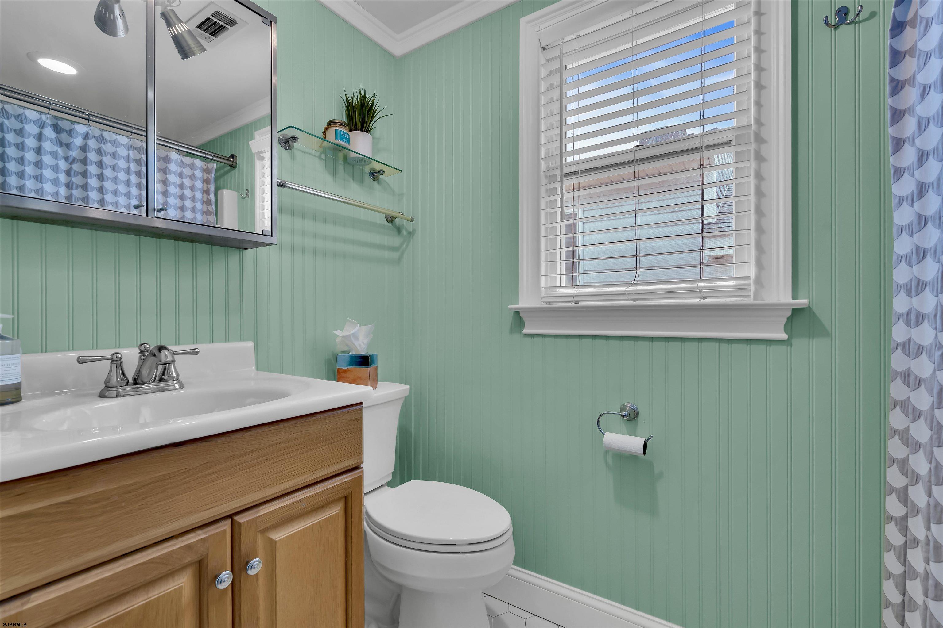 1915 Asbury Avenue Unit: 2