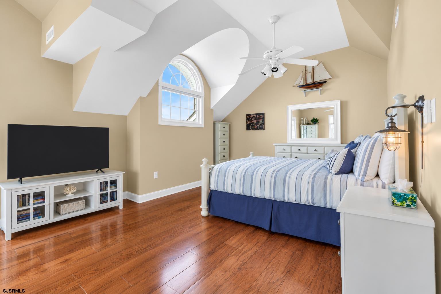 873 4th Unit: 2nd fl