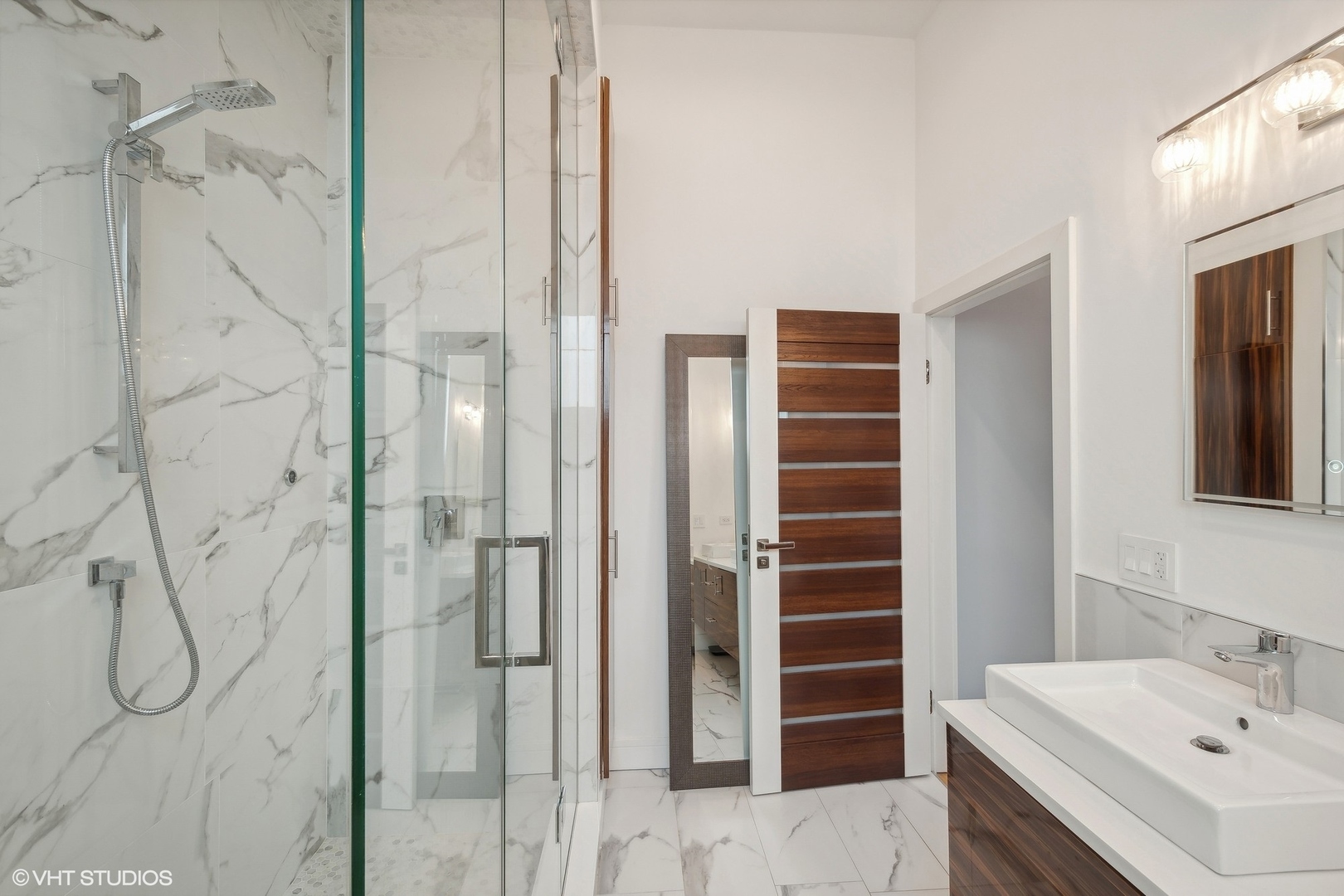 1621 W Superior Street Unit: 2E