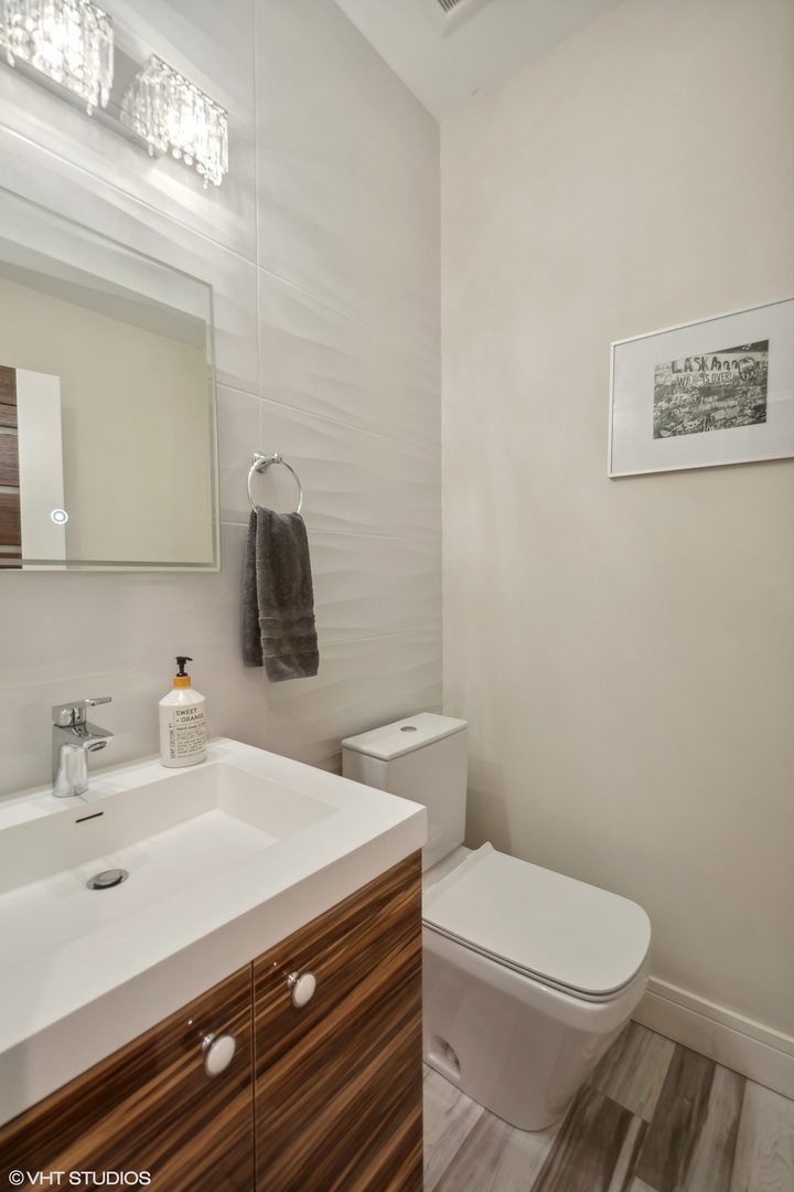 1621 W Superior Street Unit: 2E