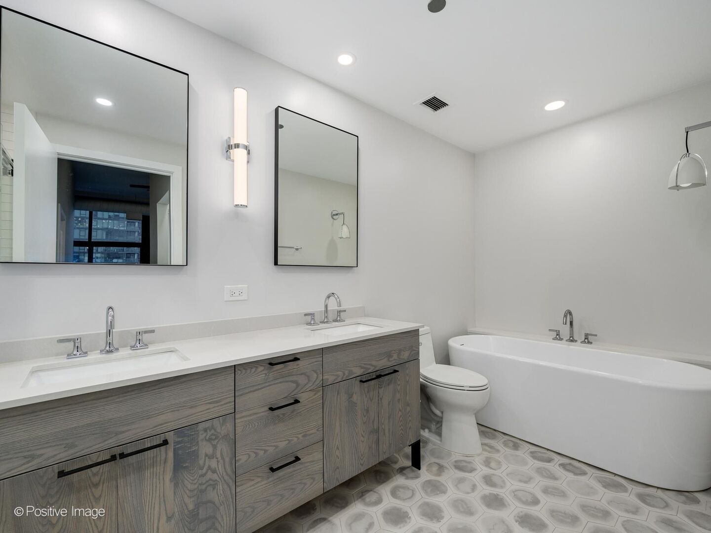 333 W HUBBARD Street Unit: 904