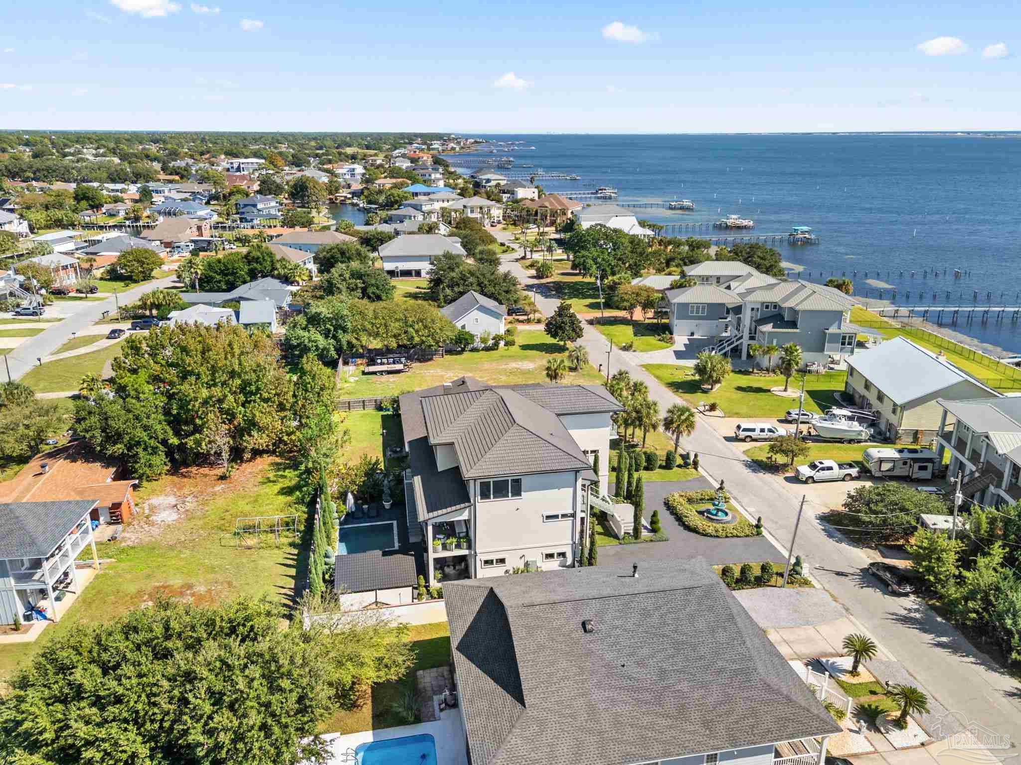 3348 Edgewater Dr