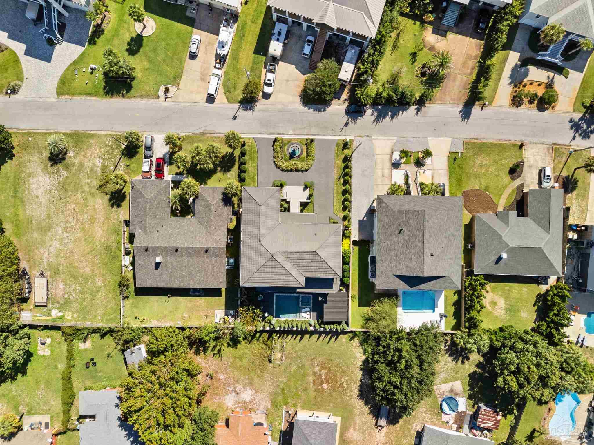 3348 Edgewater Dr