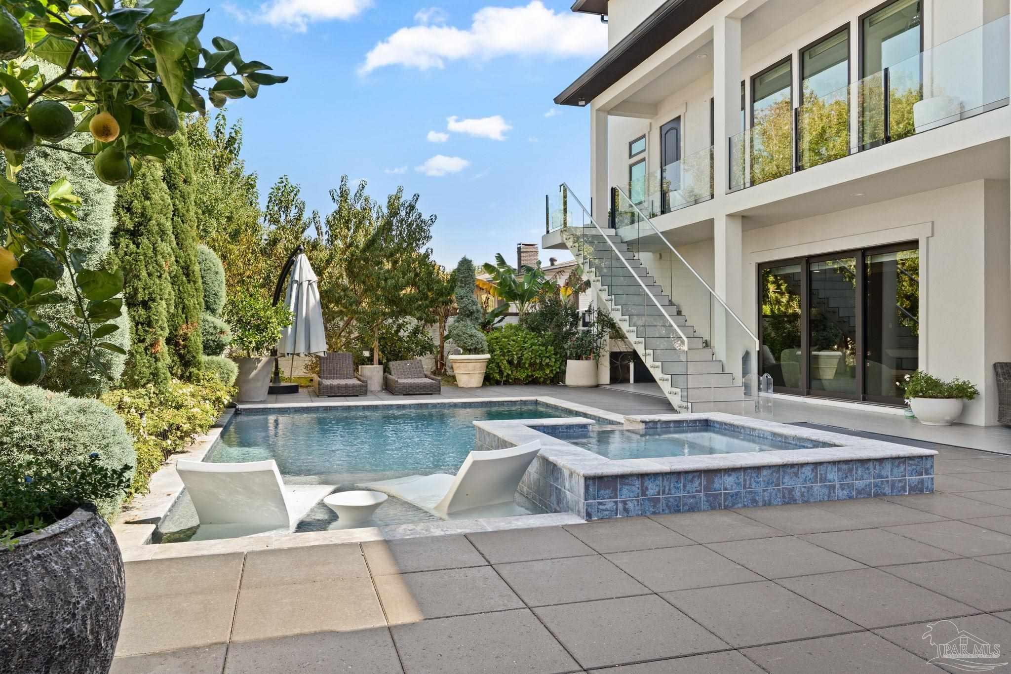 3348 Edgewater Dr