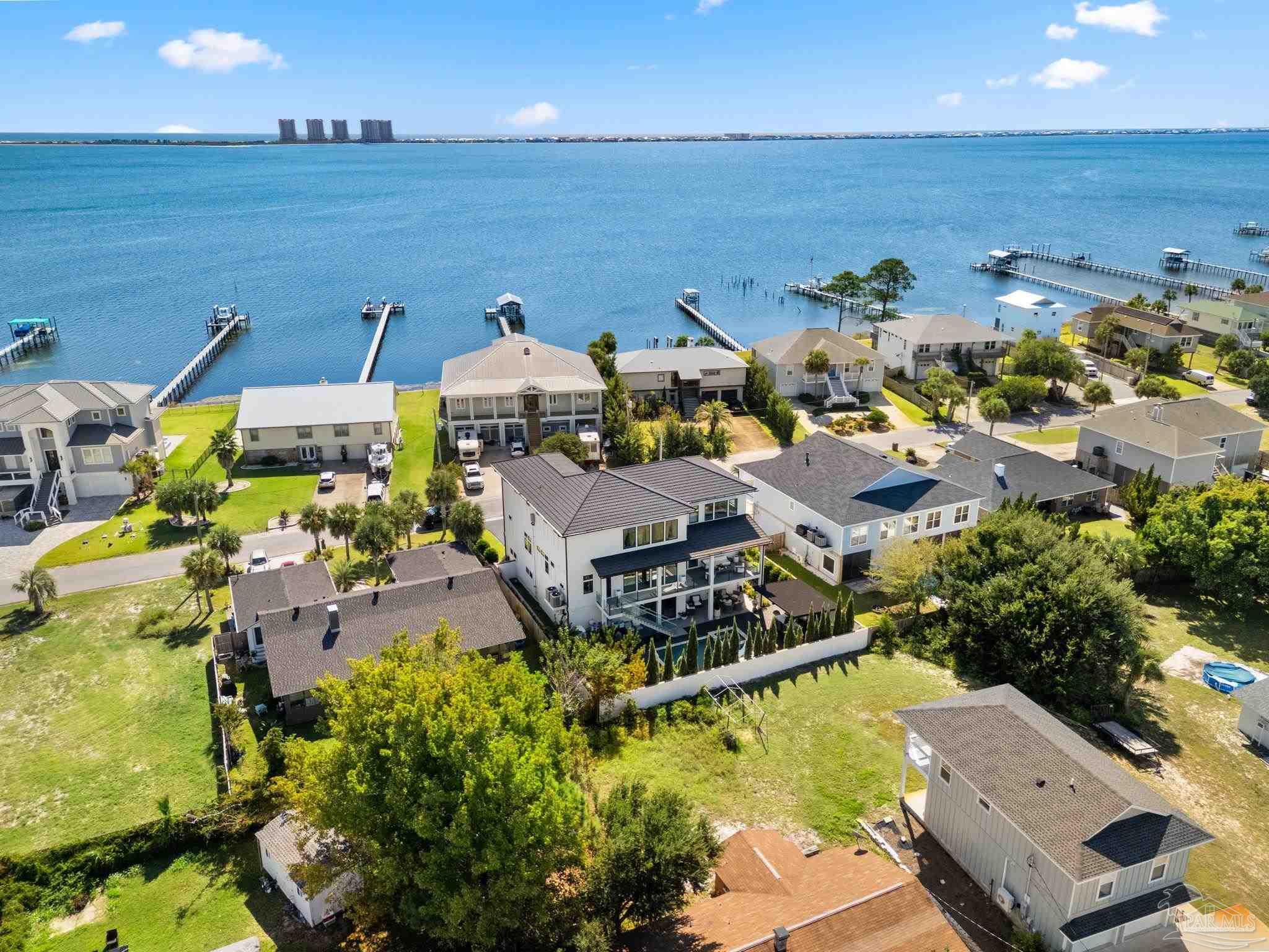 3348 Edgewater Dr