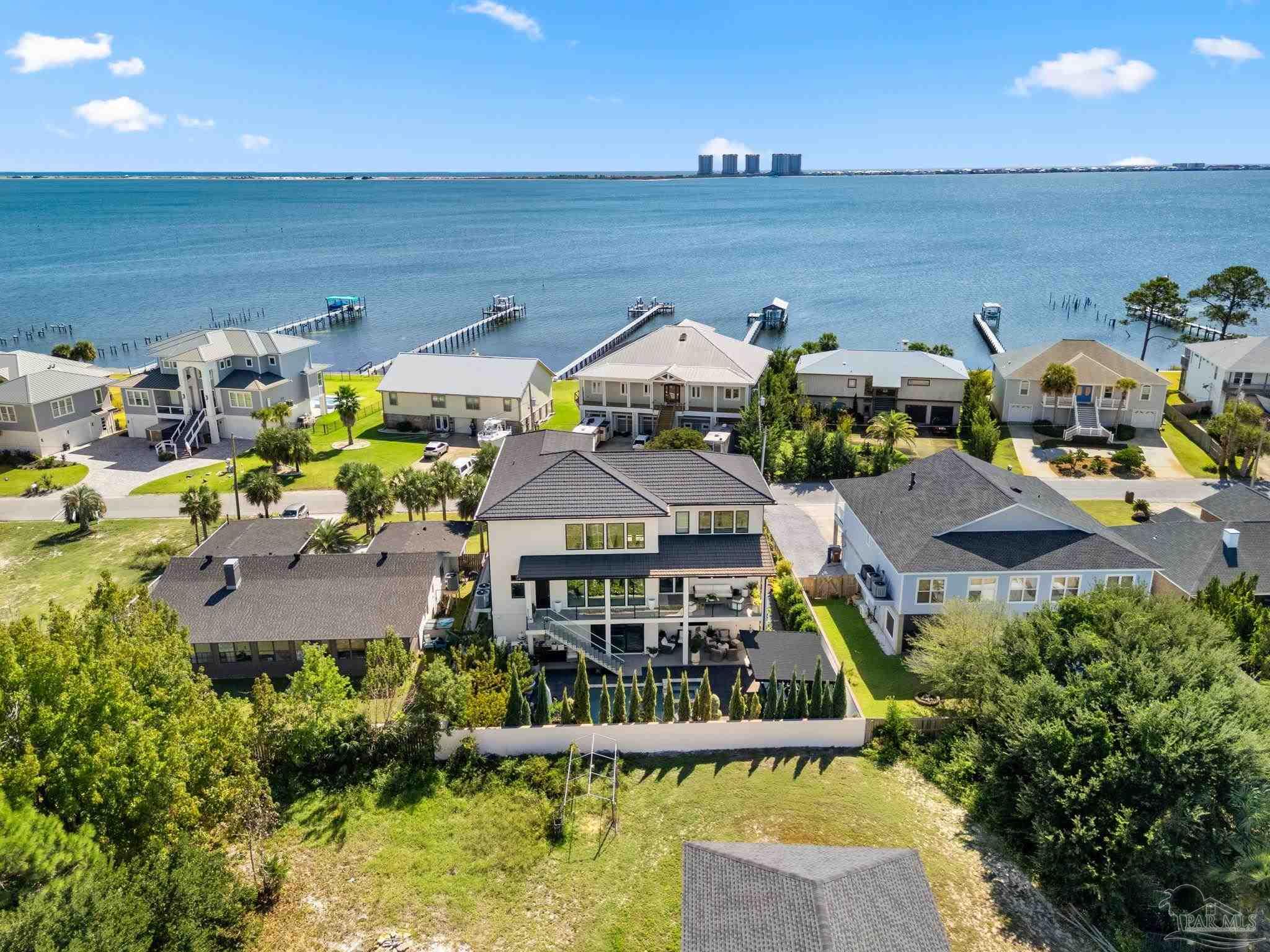 3348 Edgewater Dr