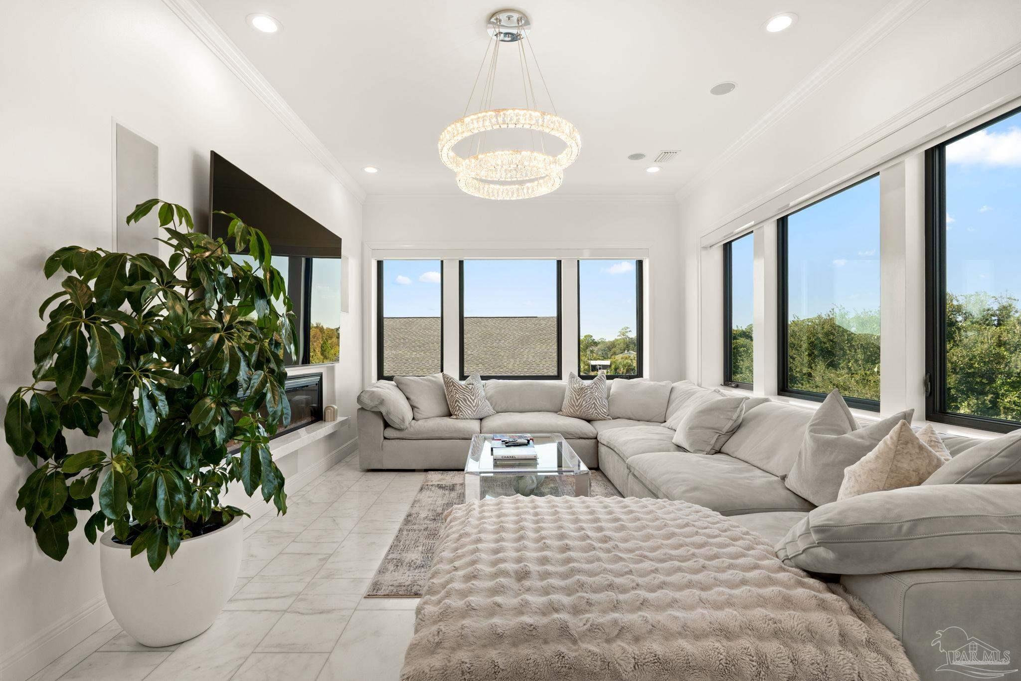 3348 Edgewater Dr