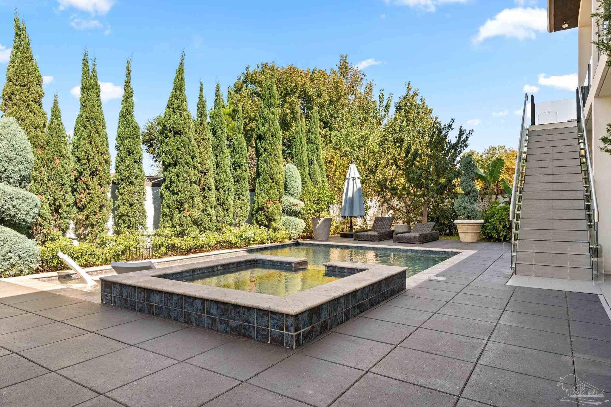 3348 Edgewater Dr