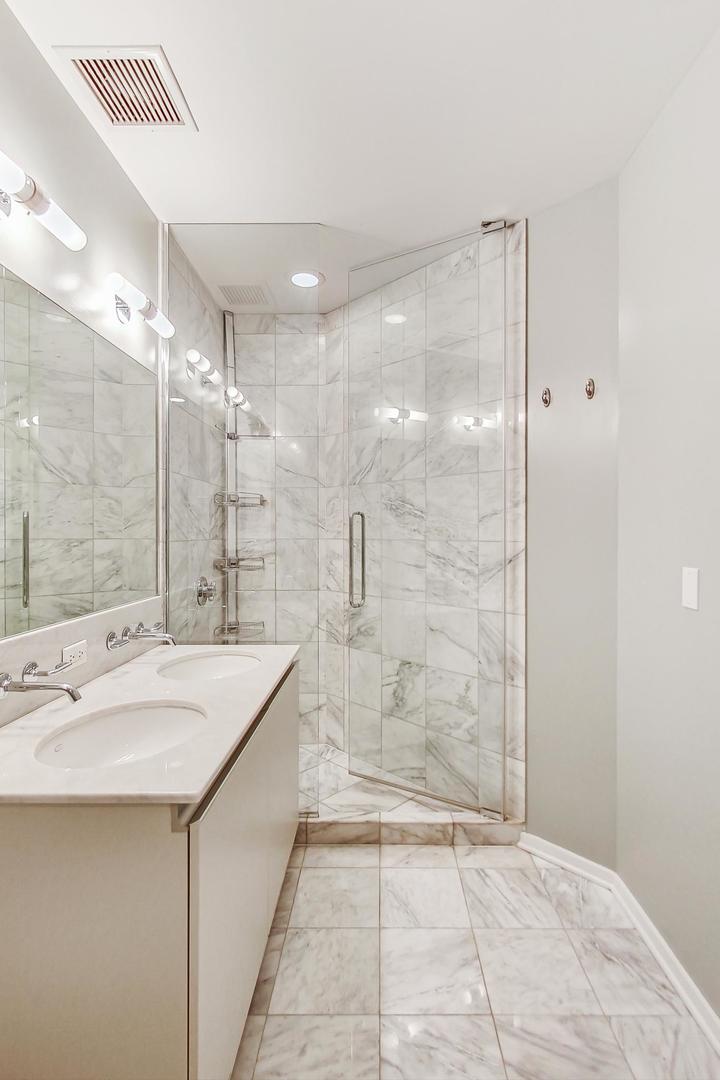 600 N Fairbanks Court Unit: 1607