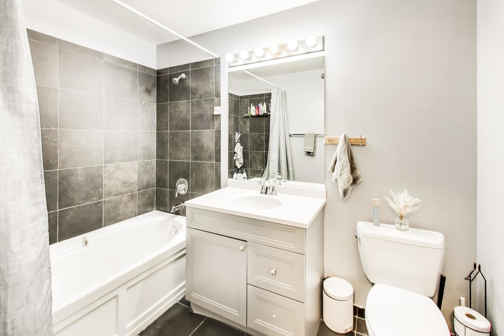 235 W VAN BUREN Street Unit: 2017