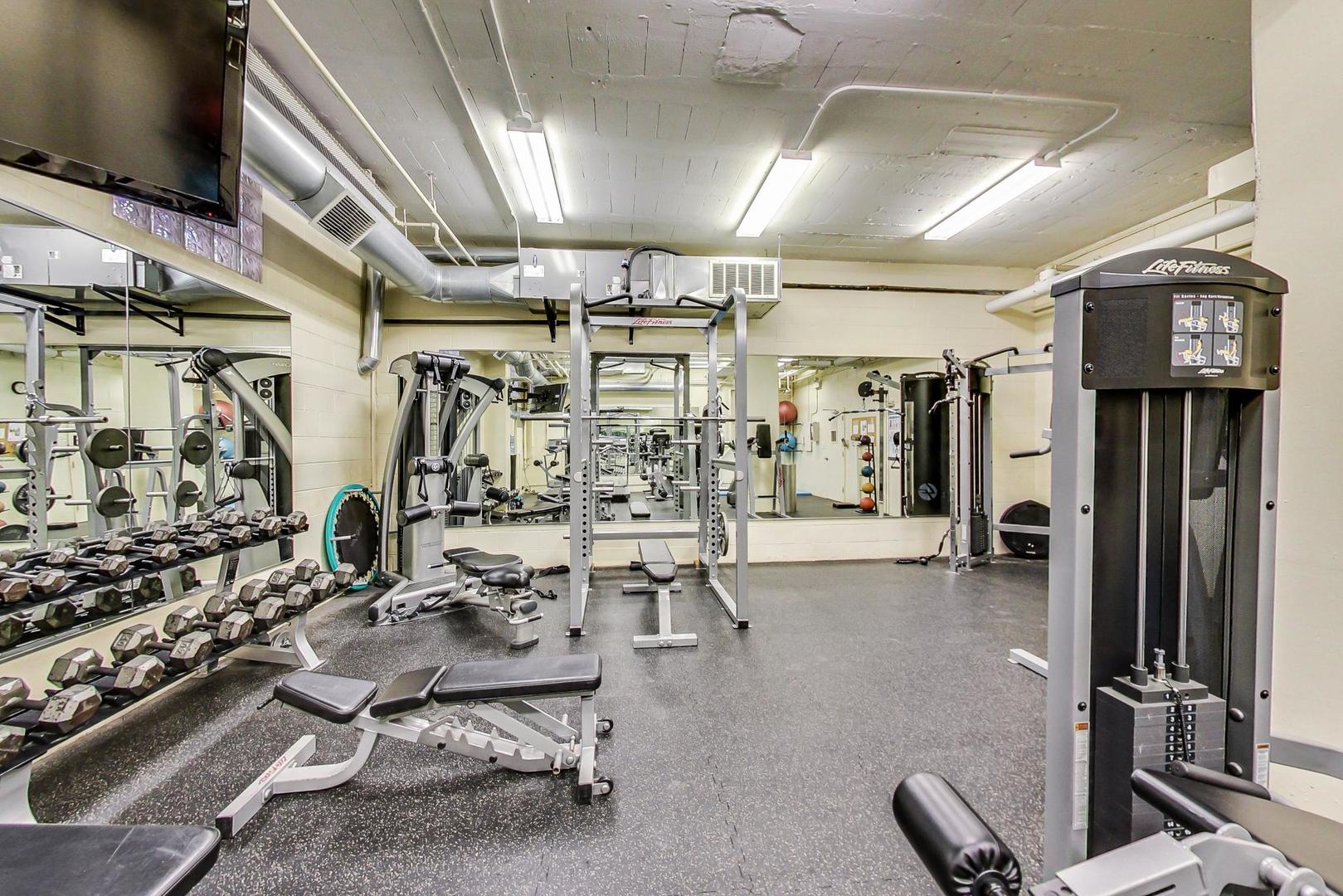 2300 N Commonwealth Avenue Unit: 2C