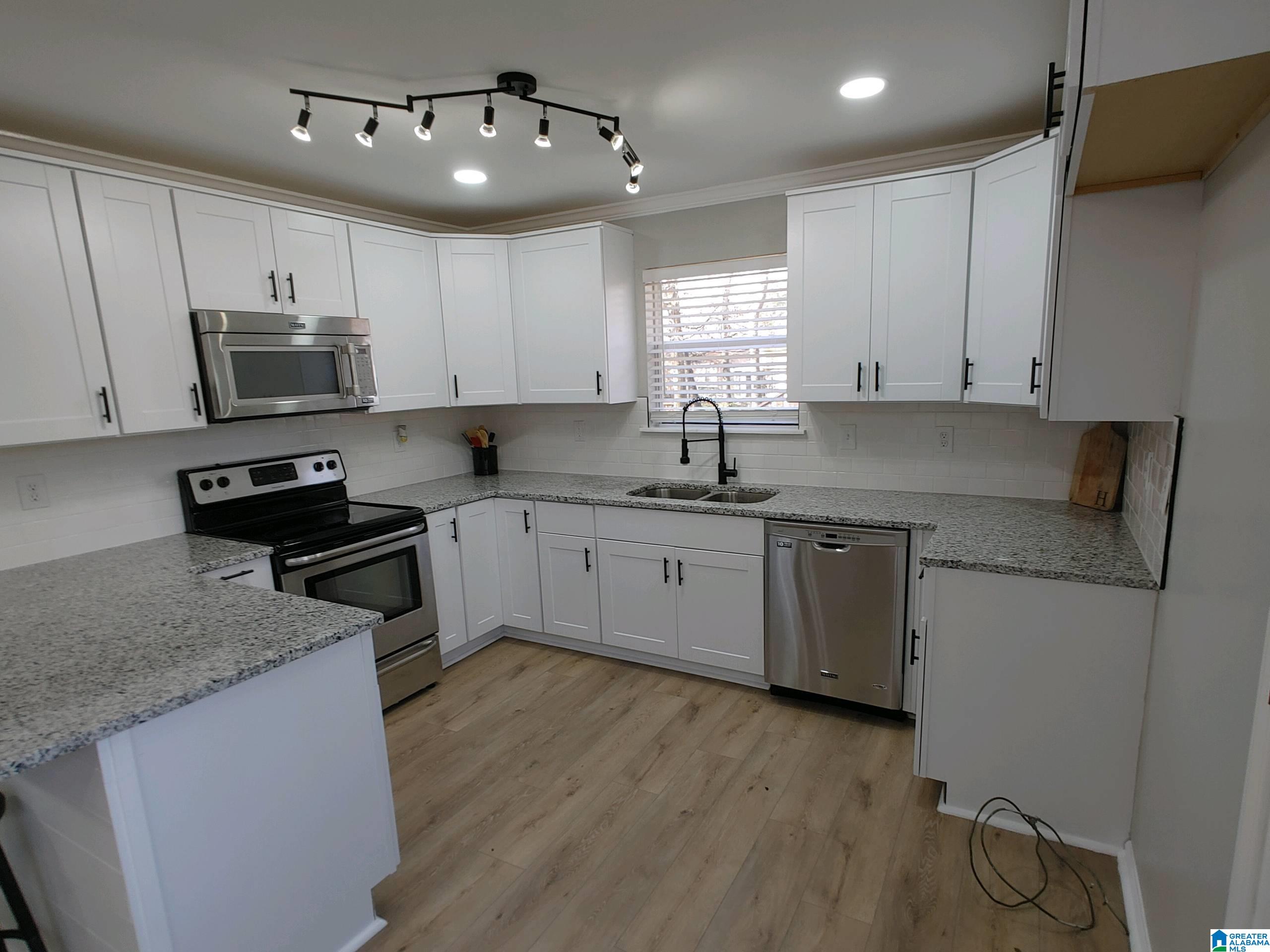 3035 APPLE VALLEY LANE