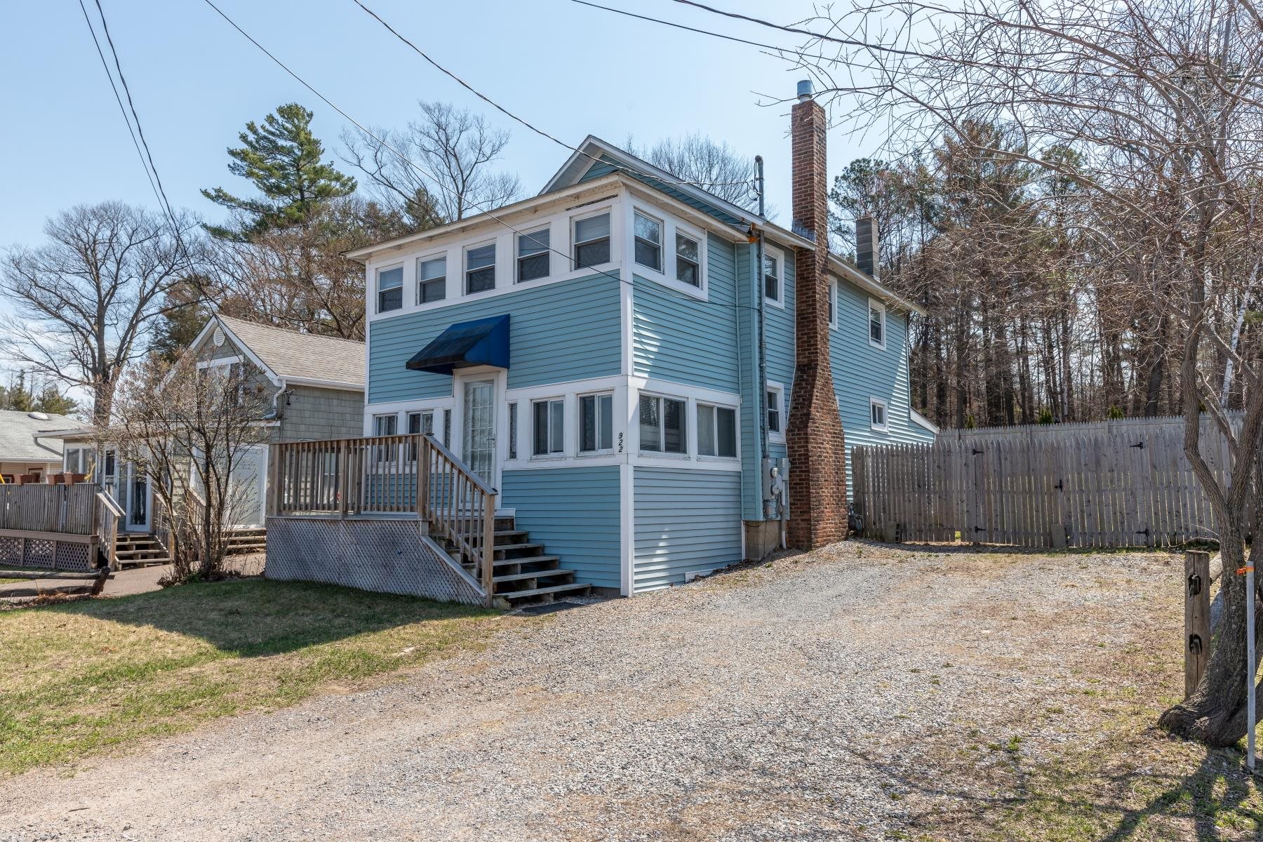 922 East Lakeshore Drive