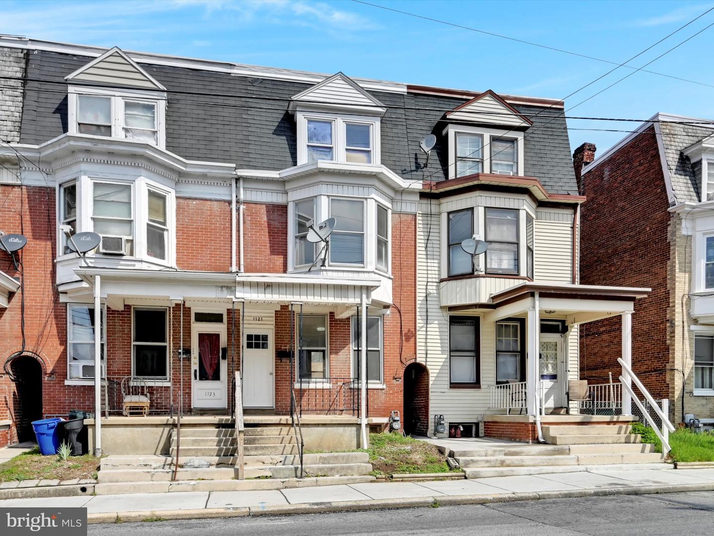 1121 W King St