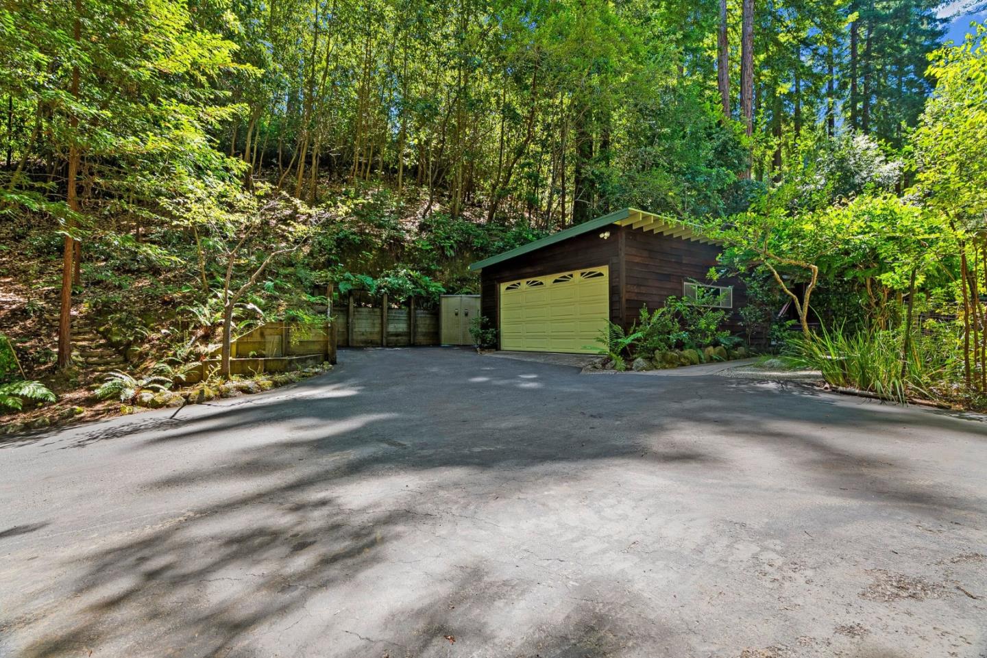 1750 Lakeside DR