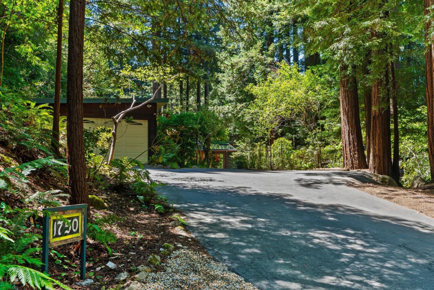 1750 Lakeside DR
